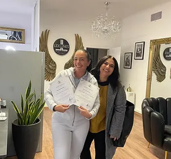 Abschluss der Powder-Brows-Schulung mit Zertifikaten im Studio Lex Lines