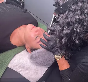 Powder-Brows-Schulung: Pudertechnik am Modell im Studio Lex Lines