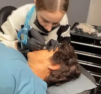 Microblading-Schulung: praktische Härchenarbeit am Modell im Studio Lex Lines