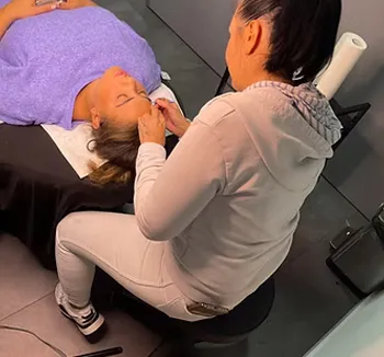 Powder-Brows-Schulung: praktische Arbeit am Modell unter Begleitung