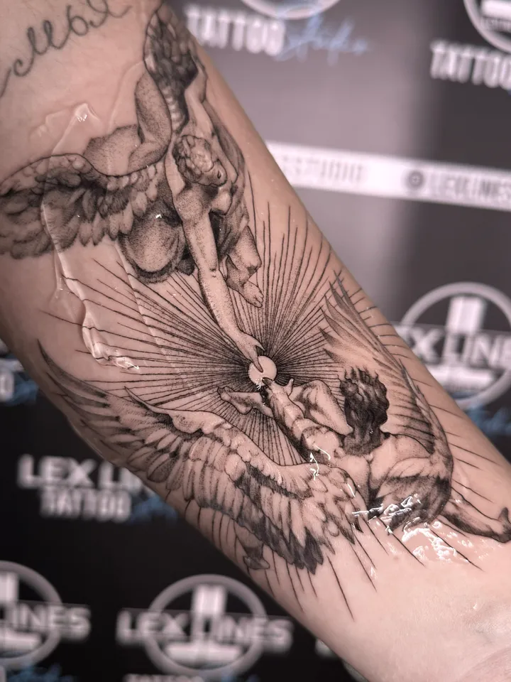 Schwarz-graues Engel-Tattoo am Unterarm, Studio Lex Lines