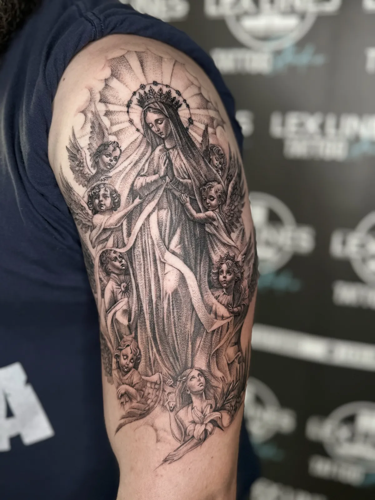 Realistisches Madonna-Tattoo am Oberarm