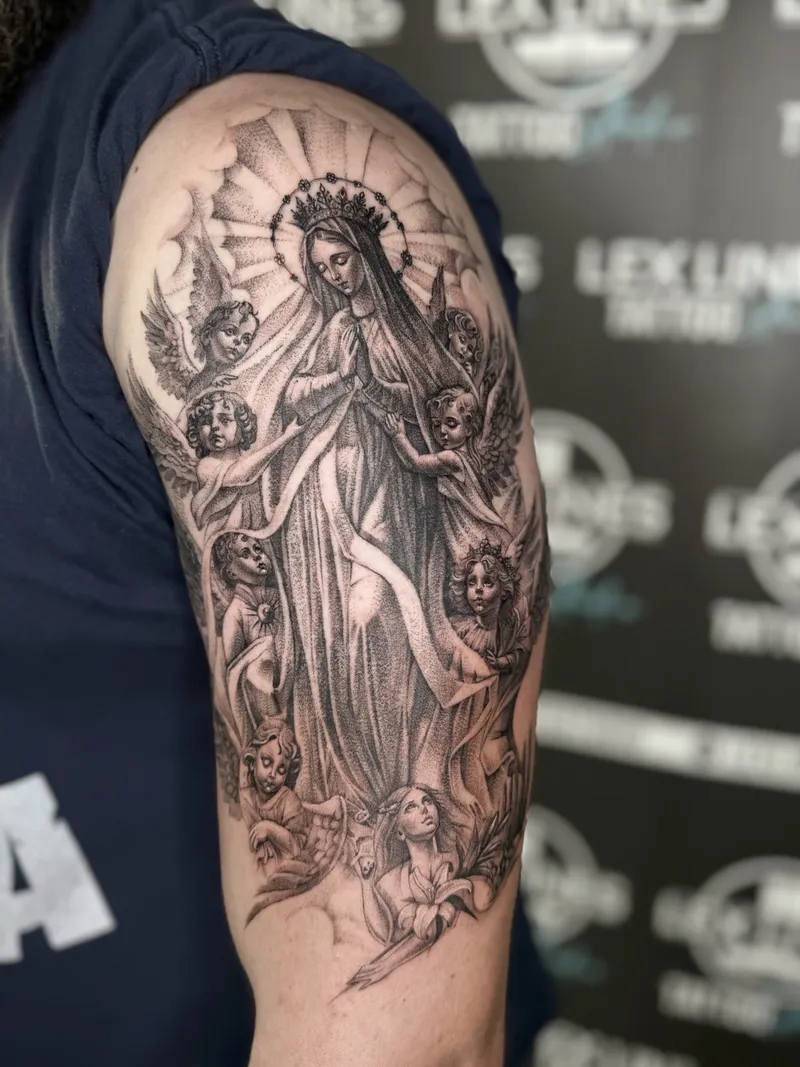 Realistisches Madonna-Tattoo am Oberarm