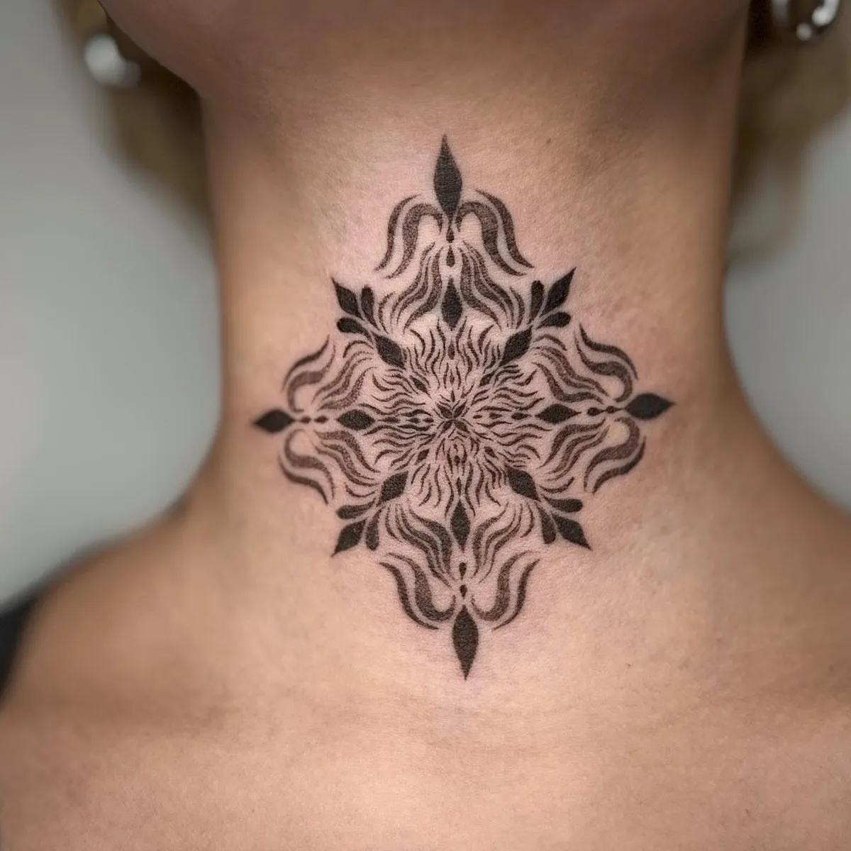 Ornamentales Mandala am Hals