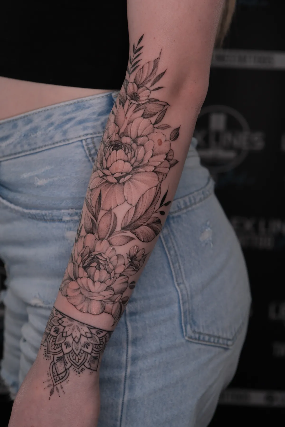 Florales Unterarm-Tattoo mit Mandala am Handgelenk