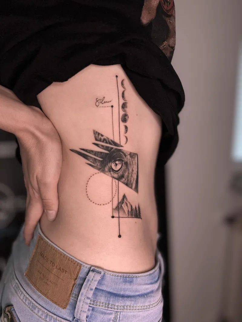 Geometrisches Augen-Motiv an der Rippe