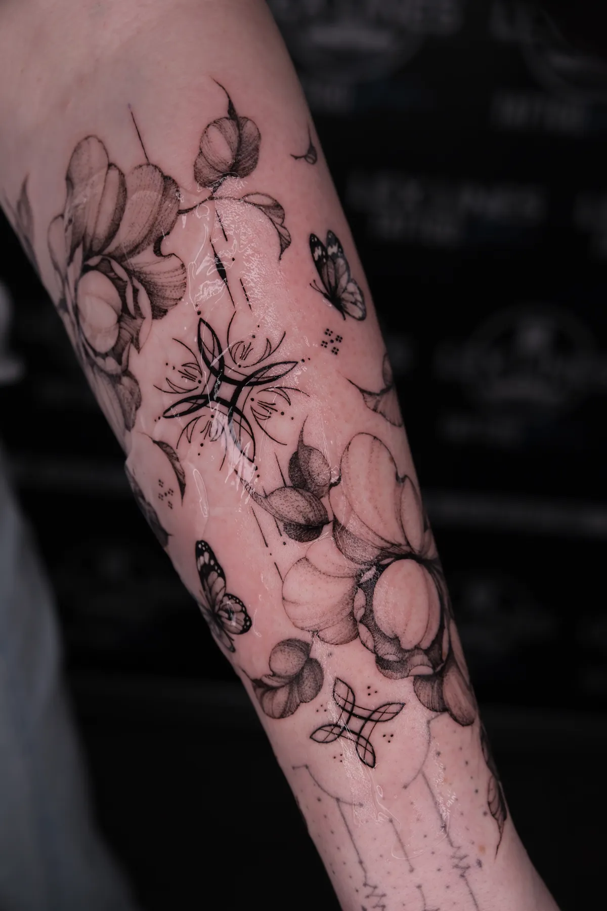 Florales Unterarm-Tattoo mit feinen Ornamenten