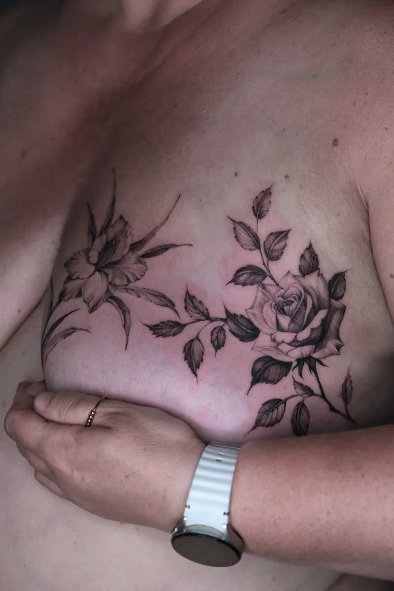 Rosen und Blüten auf der Brust