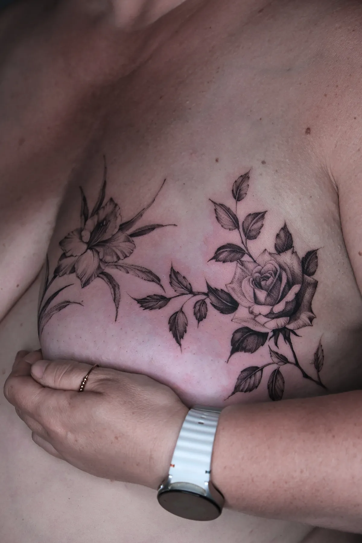 Rosen und Blüten auf der Brust