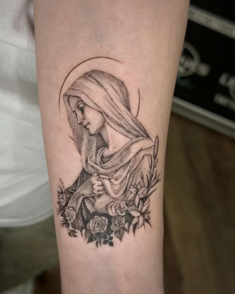 Kleine Madonna mit Blüten am Unterarm