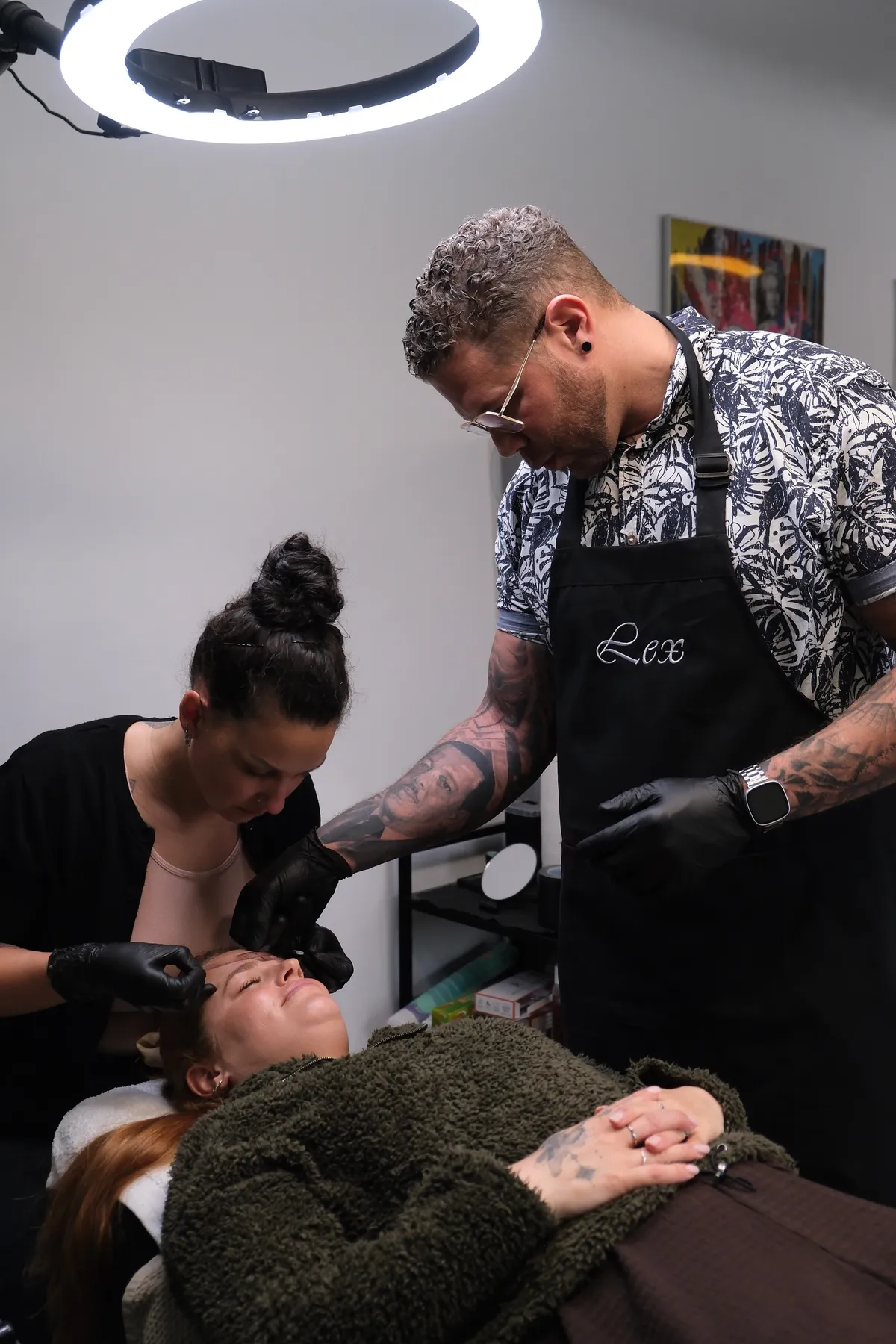 Microblading-Schulung im Studio Lex Lines: Arbeit am Modell unter Begleitung