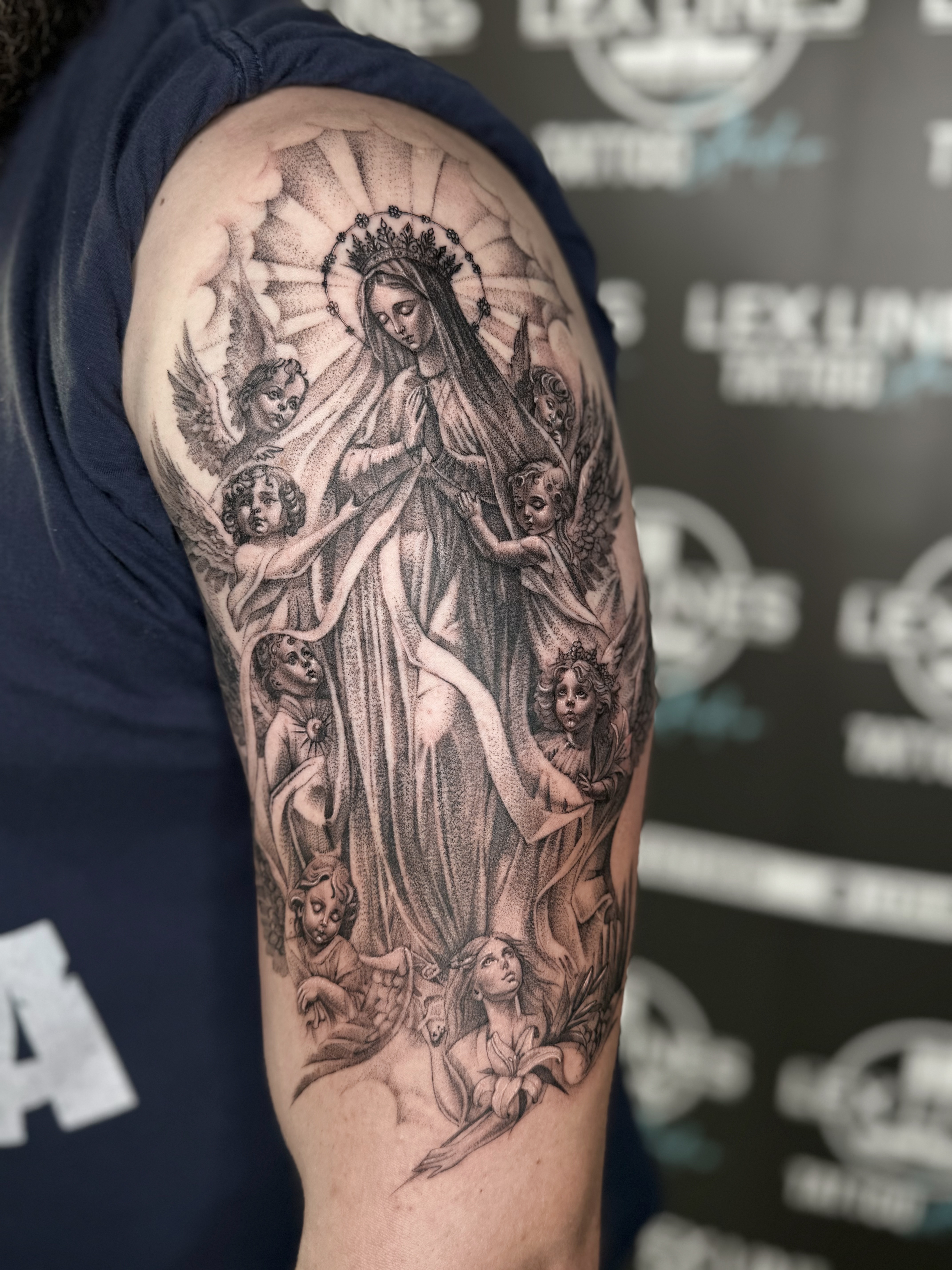 Realistisches Oberarm-Tattoo, Studio Lex Lines