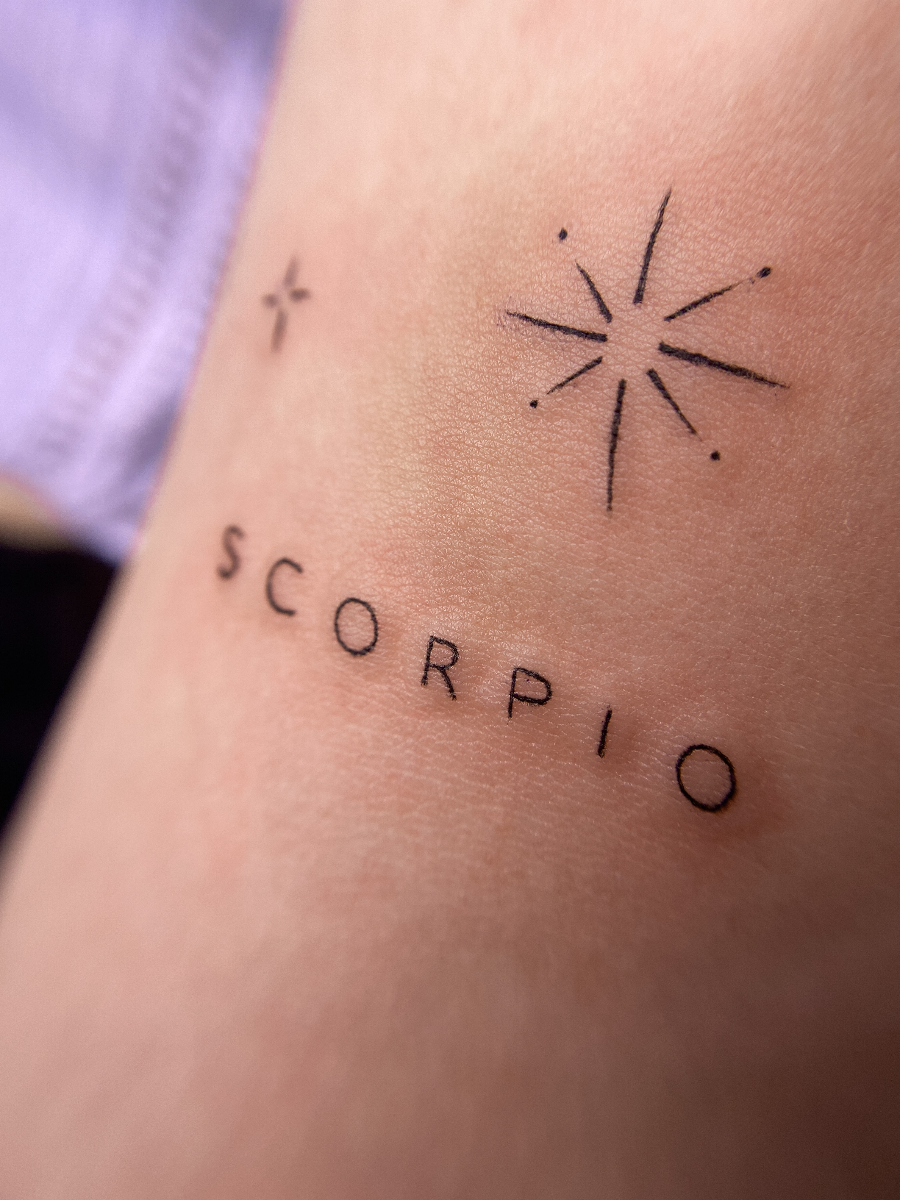 Feiner Schriftzug Scorpio mit Stern
