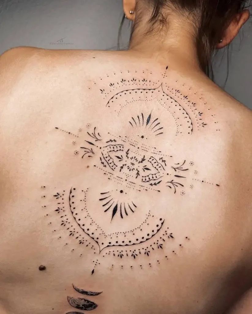 Fine Line Tattoo mit Elementen in präzisen dünnen Linien