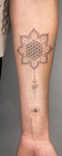 Feines Linien Tattoo eines Motivs auf dem Arm